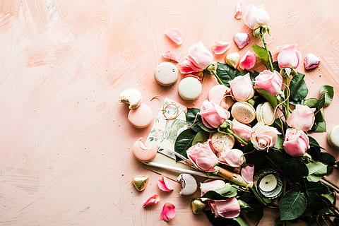 fotografia plana, macarrons, rosa, flors, roses, cookies, superfície de préssec, macaron, flatlay, amor, planta, flor, frescor, planta amb flors, color rosa, vista d’angle alt, flor de roses, bellesa a la natura, a l'interior, menjar i beguda, naturalesa, taula, menjar, cap gent, fragilitat, natura morta, pètal, vulnerabilitat, cap de flor, arranjament floral, bouquet, Ram de flors, 5K, CC0, domini públic, lliure de regalies