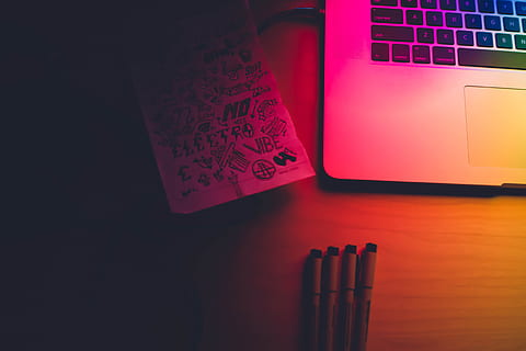 ordinateur portable, La technologie, ordinateur, Créatif, conception, designer, commercialisation, Bureau, rose, technologie, travail, espace de travail, portable, clavier d'ordinateur, table, l'Internet, personne, affaires, couleur rose, à l'intérieur, fermer, néon, journée, la communication, stylo, texte, Remarque, écriture occidentale, Technologie sans fil, papier, lien, note adhésive, vue grand angle, instrument d'écriture, 4K