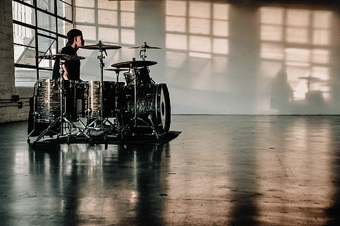 persona, davanti, drumset, uomo, giocando, tamburo, strumento, magazzino, una persona, mezzi di trasporto, adulto, modo di trasporto, motociclo, lunghezza intera, acqua, pulizia, occupazione, stili di vita, all'aperto, natura, riflessione, giorno, attività, viaggio, giovane adulto, bicicletta, pulito, 2K, CC0, dominio pubblico, privo di copyright