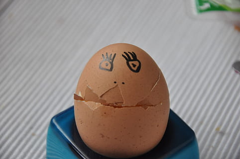 ei, gezicht, eierschalen, detailopname, voedsel, binnenshuis, antropomorf smileygezicht, eten en drinken, antropomorf gezicht, antropomorf, focus op de voorgrond, versheid, kunst en ambacht, welzijn, geen mensen, creativiteit, gezond eten, breekbaarheid, kwetsbaarheid, gebroken, ontbijt, 1080P, CC0, publiek domein, royaltyvrij