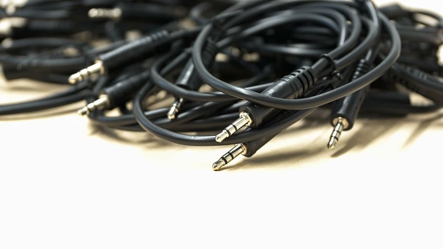 negre, àudio, Jack, cables, endoll, cable, tecnologia, equipament, connexió, elèctric, micròfon, corda, auriculars, altaveu, so, a l'interior, cap gent, tir de l'estudi, comunicació, primer pla, còpia espai, color negre, metall, centrar-se en primer pla, Internet, negocis, xarxa d’ordinadors, natura morta, cable d’ordinador, indústria, taula, 5K