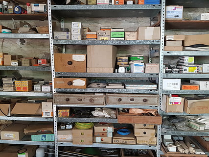 taller, estante, arte, bienes, piezas de repuesto, accesorios, antiguo, reparar, limpiado, ordenado, trabajo, profesión, nostálgico, pasado, caja, gran grupo de objetos, envase, caja - contenedor, abundancia, caja de cartón, nadie, variación, apilar, adentro, elección, arreglo, cartulina, fotograma completo, naturaleza muerta, en una fila, orden, antecedentes, Compartimiento de almacenaje, 4K, CC0, dominio público, libre de derechos