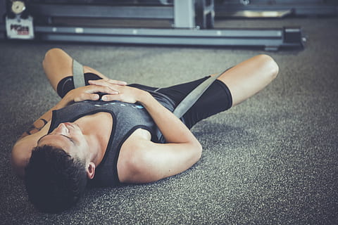 hombre, acostado, gris, alfombra, una persona, adulto, acostado sobre la espalda, relajación, estilos de vida, parte del cuerpo humano, estilo de vida saludable, gente real, haciendo ejercicio, mujer, bienestar, adulto joven, adentro, ropa deportiva, día, deporte, parte del cuerpo, vista de alto ángulo, mujer hermosa, 5K, CC0, dominio público, libre de derechos