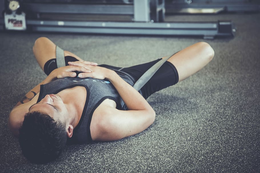 hombre, acostado, gris, alfombra, una persona, adulto, acostado sobre la espalda, relajación, estilos de vida, parte del cuerpo humano, estilo de vida saludable, gente real, haciendo ejercicio, mujer, bienestar, adulto joven, adentro, ropa deportiva, día, deporte, parte del cuerpo, vista de alto ángulo, mujer hermosa, 5K
