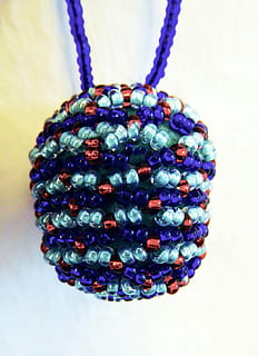 Osterei, Frohe Ostern, Perlen, Ostern, bunt, mehrfarbig, hängend, keine Leute, Blau, Nahansicht, drinnen, Schmuck, Stillleben, Kunst und Handwerk, Studioaufnahme, Muster, Kunst, Dekoration, Halskette, Kreativität, einzelnes Objekt, lila, weißer Hintergrund, Mode, Tabelle, persönliches Accessoire, Edelstein, aufwendig, 4K, CC0, gemeinfrei, lizenzfrei