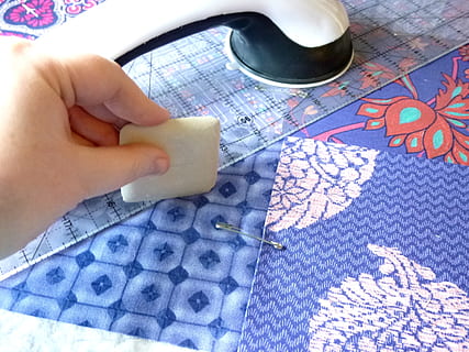 persona, celebració, blanc, coixinet, cobrellit, patchwork, cosir, teixit, guix, regle, porpra, artesania, material, casolà, mà humana, mà, part del cos humà, persones reals, una persona, vista d’angle alt, a l'interior, part del cos, dit humà, dit, primer pla, patró, persona irreconeixible, estovalles, tèxtil, adult, estils de vida, tassa, motiu floral, 2K, CC0, domini públic, lliure de regalies