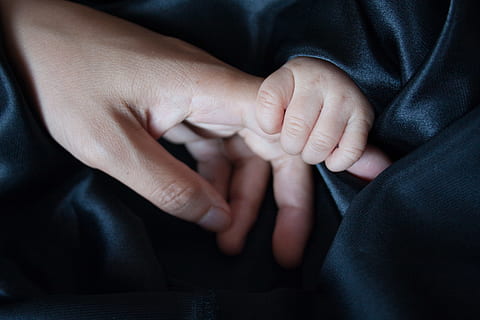 Baby, halten, Person, Finger, berühren, Besondere, Pflege, Liebe, Freude, wenig, süß, Unterstützung, weiblich, Mädchen, Hand, glücklich, Elternteil, Mutter, Vater, Erziehung, Familie, Herz, Glück, zusammen, menschliche Hand, menschliches Körperteil, Kind, Nahansicht, Körperteil, Erwachsene, Menschen, Kindheit, menschlicher Finger, Händchen halten, jung, Männer, Zusammengehörigkeit, positive Emotionen, Sohn, klein, 4K, CC0, gemeinfrei, lizenzfrei