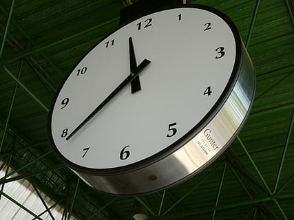 holde øje, loft, ur, pointers, timer, loft ur, tid, tid forbi, nedetid, tidsplan, minut hånd, uret ansigt, time hånd, enkelt objekt, nummer, tidsinstrument, geometrisk form, cirkel, nøjagtighed, form, ingen mennesker, klok hånd, tæt på, hvid farve, indendørs, lav vinkel visning, meddelelse, dag, sort farve, vægur, 4K, CC0, offentligt domæne, royaltyfrie