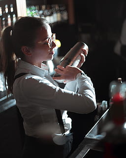 criba vibradora, tirantes, ligero, Gafas de sol, beber, una persona, bebida, comida y bebida, adulto, tecnología inalámbrica, participación, gente real, teléfono móvil, comunicación, tecnología, teléfono, vista lateral, estilos de vida, lentes, usando el teléfono, cintura para arriba, teléfono inteligente, mujer, hembras, refresco, adentro, vaso, 4K, CC0, dominio público, libre de derechos