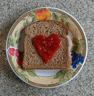 leipä, sydän, rakkaus, viipale, punainen, ruoka, muoto, kotitekoinen, aamiainen, gourmet, tuoreus, ruoka ja juoma, sydämenmuotoinen, terveellinen ruokavalio, levy, suoraan edellä, hyvinvointi, ateria, sisällä, korkea kulma, asetelma, positiivisia tunteita, valmis syömään, hedelmä, tunne, ei ihmisiä, houkutus, 1080P, CC0, public domain, rojaltivapaa