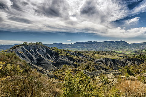 nuvole, Cloudscape, luce del giorno, erba secca, erba, colline, paesaggio, montagne, natura, all'aperto, placido, provence, rocce, panoramico, estate, tramonto, viaggio, alberi, valle, acqua, montagna, Paesaggi, cielo, nuvola - cielo, bellezza nella natura, scena tranquilla, scenics - natura, la tranquillità, pianta, ambiente, nessuno, scena non urbana, giorno, terra, albero, crescita, catena montuosa, roccia, formazione, clima arido, semi arido, 5K, CC0, dominio pubblico, privo di copyright