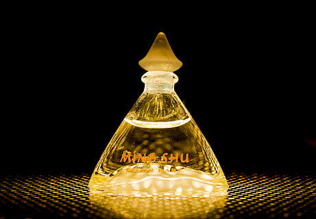 Koln, sticlă mică, lumina de dedesubt, echipamente de iluminat, sticlă - material, iluminat, Fundal negru, în interior, recipient, nici o persoana, electricitate, galben, luminos, un singur obiect, transparent, bec, studio shot, aur colorat, parfum, ușoară, natură moartă, să se concentreze asupra primelor elemente, spațiu copie, pulverizator de parfumuri, lampă electrică, 4K, CC0, domeniu public, fără drepturi de autor