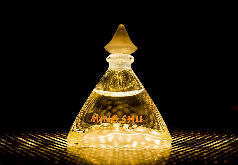 Colònia, ampolla petita, llum de sota, equips d’il·luminació, vidre - material, il·luminat, fons negre, a l'interior, contenidor, cap gent, electricitat, groc, brillant, sol objecte, transparent, bombeta, tir de l'estudi, color daurat, perfum, llum, natura morta, centrar-se en primer pla, còpia espai, polvoritzador de perfumeria, llum elèctrica, 4K