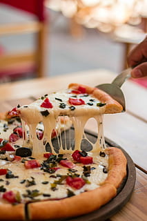jimmy willy pizza, tall, pizza, formatge, menjar, menjar i beguda, mà humana, mà, part del cos humà, frescor, al forn, una persona, a l'interior, indulgència, menjar dolç, primer pla, dolç, enfocament selectiu, postres, menjar poc saludable, persones reals, temptació, centrar-se en primer pla, llest per menjar, dit, 4K, CC0, domini públic, lliure de regalies