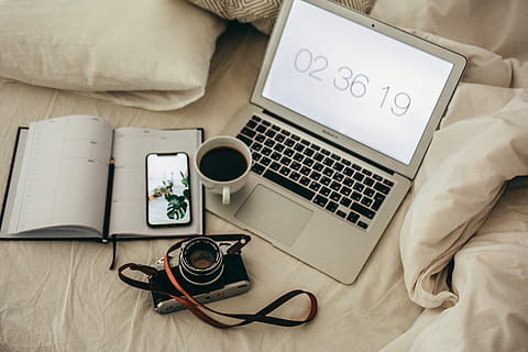 macbook d'argento, bianca, ceramica, boccale, macbook air, tecnologia, tecnologia wireless, comunicazione, computer, connessione, vista dall'alto, il computer portatile, in casa, mobilia, bere, direttamente sopra, caffè - bevanda, caffè, tazza di caffè, tazza, tavolo, macchina fotografica - attrezzatura fotografica, cibo e bevande, penna, nessuno, tastiera, vasellame, 5K, CC0, dominio pubblico, privo di copyright