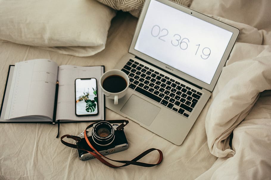 macbook d'argento, bianca, ceramica, boccale, macbook air, tecnologia, tecnologia wireless, comunicazione, computer, connessione, vista dall'alto, il computer portatile, in casa, mobilia, bere, direttamente sopra, caffè - bevanda, caffè, tazza di caffè, tazza, tavolo, macchina fotografica - attrezzatura fotografica, cibo e bevande, penna, nessuno, tastiera, vasellame, 5K