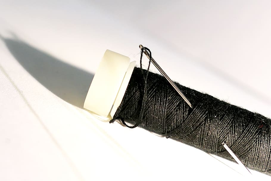 jehla, vlákno, příze, šít, šicí nit, krejčovství, cívka, handarbeit, střední východ, cívka závitu, opravit, galanterie, stočený, studio shot, detail, jeden objekt, uvnitř, nikdo, bílá barva, papír, stín, textil, kopie prostor, bílé pozadí, stálý život, stránka, Černá barva, zaměřit se na popředí, umění a řemesla, část těla, skica, 5K
