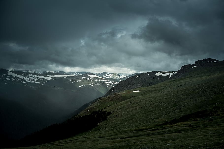 grøn, bjerg, overskyet, himmel, grønt græsfotografi, Sky, klippe, sne, bakke, rækkevidde, grå, dyster, Snowcap, Hede, highland, dal, hvid, sky - himmel, miljø, scenics - natur, skønhed i naturen, landskab, storm, bjergkæde, natur, ingen mennesker, rolig scene, kold temperatur, ikke-urbane scene, jord, ro, vinter, storm sky, mørk, udendørs, snedækket bjerg, bjergtop, 5K