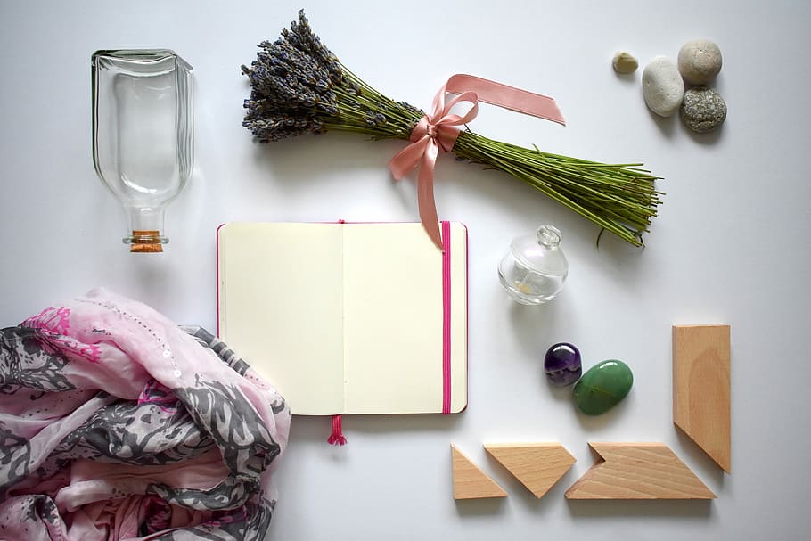 chiaro, bottiglia di vetro, accanto, taccuino, distesa piatta, estate, lavanda, arco, arco rosa, creativo, scrivania, composizione, design, vacanza, telaio, disposizione, Vintage ▾, ricordi, decorativo, cibo e bevande, attrezzature domestiche, nessuno, in casa, cibo, tavolo, pianta, legno - materiale, contenitore, natura morta, utensile da cucina, direttamente sopra, libro, girato in studio, pubblicazione, natura, bottiglia, rinfresco, tagliere, bicchiere, preparando il cibo, 4K