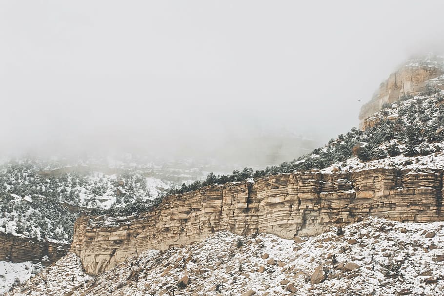 montagna, coperto, la neve, Marrone, nero, montagne, scogliere, rocce, inverno, freddo, nebbia, natura, giorno, roccia - oggetto, temperatura fredda, all'aperto, nessuno, scogliera, scenics - natura, roccia, ambiente, bellezza nella natura, scena non urbana, formazione rocciosa, scena tranquilla, solido, la tranquillità, cielo, geologia, formazione, eroso, clima, 2K