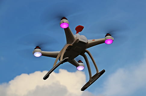drone volant, drone, uav, cel, núvols, quadcopter, volar, robot, multicopter, control remot, vol, exploració, veure, espia, avions, pasatemps, hèlix, cargol, tecnologia, electrònica, controlat remotament, objecte volador, naturalesa, il·luminat, tardor, volant, transport, blau, a l'aire, vehicle aeri, avió, dia, a l'aire lliure, cap gent, manera de transport, moviment, en moviment, núvol - cel, viatjar, vista d’angle baix, velocitat, llum solar, indústria aeroespacial, directament a sota, a dalt, 5K, CC0, domini públic, lliure de regalies