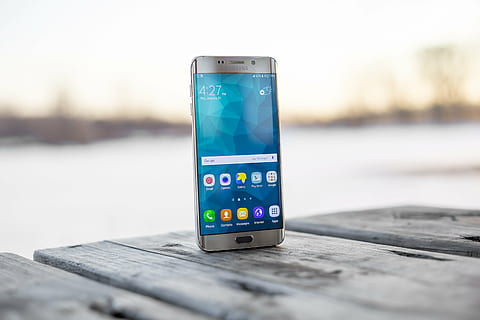 perak, samsung, galaksi, android, smartphone, teratas, Abu-abu, kayu, meja, tepi, teknologi, gadget, komunikasi, komputer, ponsel, telepon, meja tulis, masih, bokeh, hari, tidak ada orang, di luar rumah, merapatkan, kota, langit, teknologi nirkabel, perangkat informasi portabel, ponsel pintar, bahan kayu, telepon genggam, layar, fokus selektif, fokus pada latar depan, koneksi, objek tunggal, alam, simbol, layar perangkat, 5K, CC0, domain publik, bebas royalti