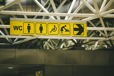 dirección, gráficos, firmar, letrero, Estructura de acero y hormigón., amarillo, comunicación, texto, escritura occidental, nadie, día, de cerca, transporte, al aire libre, información, número, centrarse en primer plano, Una sola palabra, señal de información, taxi, cinta de cordon, modo de transporte, 5K, CC0, dominio público, libre de derechos