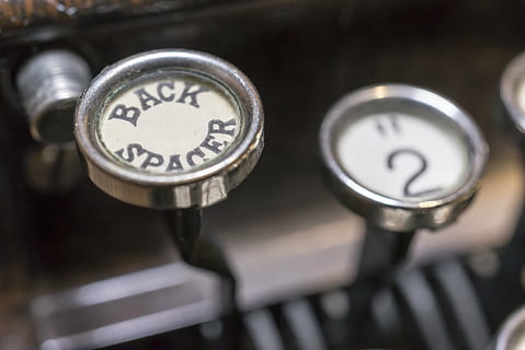 fokus fotografie, zurück, spacer Schreibmaschinentaste, Schlüssel, Taste, Tippen, Schreibmaschine, zurück spacer, retro, Schriftsteller, löschen, Streichung, Nachrichten, Nahansicht, keine Leute, Nummer, drinnen, Metall, Transportmittel, Fokus auf den Vordergrund, Spur, Transport, Auto, Tag, Kraftfahrzeug, High Angle View, Text, Geschäft, Gruppe von Objekten, Stillleben, selektiver Fokus, silberfarben, 5K, CC0, gemeinfrei, lizenzfrei