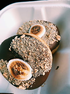 chocolate, revestido, rosquinha, branco, tigela, bolo, nozes, marshmallow, comida e bebida, Comida, fechar-se, dentro de casa, frescura, ainda vida, indulgência, pronto para comer, comida doce, doce, cozido, sobremesa, ninguém, alimentação pouco saudável, focar em primeiro plano, tentação, visão de alto ângulo, placa, mesa, açúcar em pó, lanche, comida francesa, 2K, CC0, domínio público, royalty free