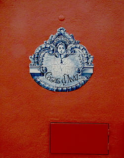 rajola, paret, decoratiu, element, pintura, portugal, vermell, ceràmica, art, creatiu, disseny, guix, material, casa, arquitectura, text, cap gent, primer pla, funció de construcció de parets, color taronja, art i artesania, guió occidental, representació, a l'interior, logotip, comunicació, dia, artesania, representació humana, creativitat, cercle, metall, 2K, CC0, domini públic, lliure de regalies