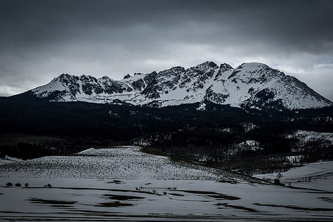 fotografia de paisatge, nevat, muntanya, cim de la muntanya nevat, foto, blanc, muntanyes negres, núvol, ennuvolat, neu, naturalesa, blanc i negre, Serra, paisatge, escenics, cim de muntanya, a l'aire lliure, núvol - cel, reflexió, cap gent, hivern, temperatura de fred, cel, escenics - natura, bellesa a la natura, escena tranquil·la, tranquil·litat, muntanya nevada, escena no urbana, aigua, medi ambient, llac, 5K, CC0, domini públic, lliure de regalies