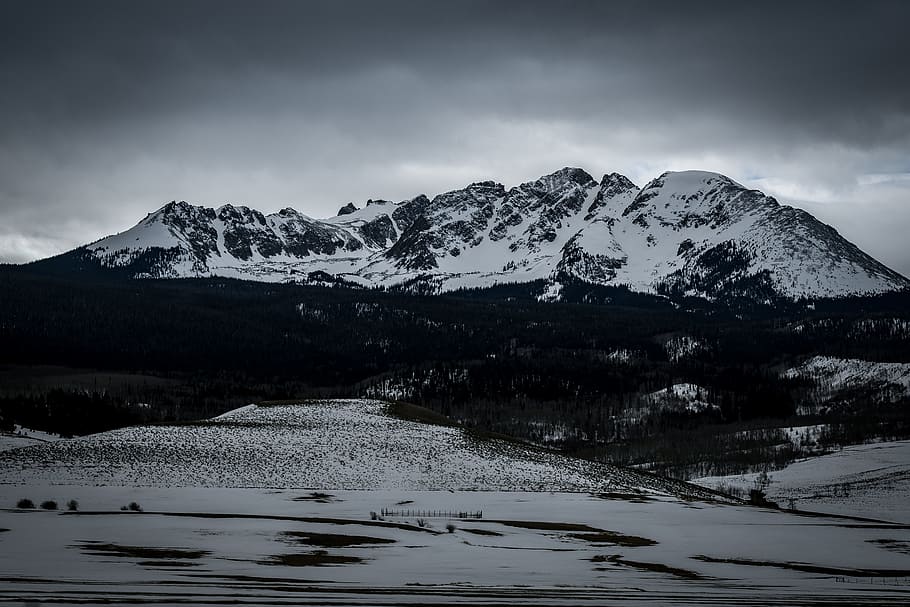fotografia de paisatge, nevat, muntanya, cim de la muntanya nevat, foto, blanc, muntanyes negres, núvol, ennuvolat, neu, naturalesa, blanc i negre, Serra, paisatge, escenics, cim de muntanya, a l'aire lliure, núvol - cel, reflexió, cap gent, hivern, temperatura de fred, cel, escenics - natura, bellesa a la natura, escena tranquil·la, tranquil·litat, muntanya nevada, escena no urbana, aigua, medi ambient, llac, 5K