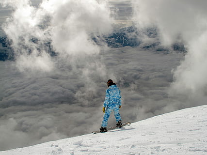 osoba, nošení, modrý, ski uit, prkno, horní, zasněžený, hora, uit, na vrchu, zasněžené hory, sníh, zimní, Příroda, venku, lidé, muži, dospělý, prázdnin, ženy, dobrodružství, sport, jedna osoba, kavkazského etnika, nebe, den, plná délka, studená teplota, zpětný pohled, stojící, krása v přírodě, volnočasové aktivity, skutečných lidí, mrak - nebe, životního stylu, scenics - příroda, teplé oblečení, extrémní počasí, 4K, CC0, veřejná doména, bez autorských práv