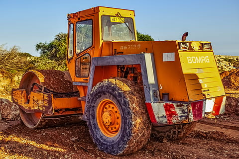 rullo compressore, macchina pesante, costruzione, compattatore, mezzi di trasporto, veicolo terrestre, modo di trasporto, cielo, camion, natura, macchine da cantiere, strada, veicolo terrestre commerciale, giorno, giallo, veicolo a motore, macchinario, nessuno, terra, stazionario, luce del sole, vecchio, arrugginito, pianta, attrezzatura da costruzione, 5K, CC0, dominio pubblico, privo di copyright