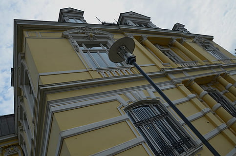 arkitektur, bygning, facade, lanterne, villa, lav vinkel visning, bygget struktur, bygning udvendig, himmel, ingen mennesker, dag, gul, vindue, natur, udendørs, historie, fortiden, by, belysningsudstyr, sollys, boligområde, balkon, kontorbygning udvendig, 4K, CC0, offentligt domæne, royaltyfrie