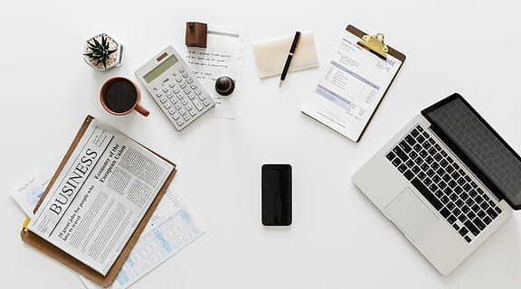 grå, laptop om, hvit, flate, arbeidsområde, arbeidsplass, teknologi, bord, flatlay, arbeider, trådløst, hvit bakgrunn, Bank bok, flatt legg, virksomhet, kaffe kopp, datamaskin, regnskap, antenne, applikasjon, mobiltelefon, penn, passbook, trådløs teknologi, kommunikasjon, laptop, forbindelse, papir, bærbar informasjonsenhet, drikke, mat og Drikke, kaffe - drikke, møbler, innendørs, høy vinkel visning, kaffe, smart telefon, internett, ingen folk, tastatur, 1080P, CC0, offentlig domene, opphavsrett gratis