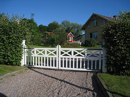 Torpfosten, schleifen, weiß lackiert, Sommer-, Haus, Sträucher, Baum, Gras, Schotterweg, die Architektur, Pflanze, gebaute Struktur, Gebäudehülle, Gebäude, Natur, Tag, Sonnenlicht, Himmel, keine Leute, Wohngegend, Wachstum, draußen, Schatten, Blau, grüne Farbe, klarer Himmel, Straße, 2K, CC0, gemeinfrei, lizenzfrei