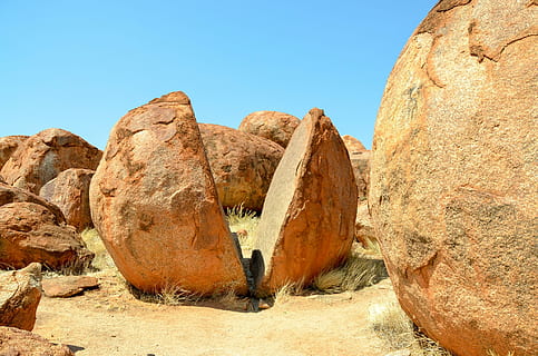 Devils kuličky, karlu karlu, Skála, skály, Austrálie, balvan, outback, rock - objekt, venku, den, nikdo, Příroda, nebe, pevný, Skalní formace, slunečního světla, čisté nebe, geologie, klid, scenics - příroda, přistát, klidné scény, destinace, mimoměstské scény, fyzická geografie, krása v přírodě, erodoval, klimatu, formace, suché podnebí, 1080P, CC0, veřejná doména, bez autorských práv