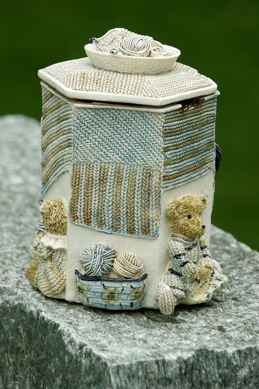 orso, scatola, ceramica, deco, arte, nessuno, avvicinamento, natura morta, tavolo, concentrarsi sulle conoscenze acquisite, natura, giorno, contenitore, all'aperto, pila, arte e artigianato, solido, messa a fuoco selettiva, cappello, modello, rappresentazione, pianta, capi di abbigliamento, Colore bianco, 2K