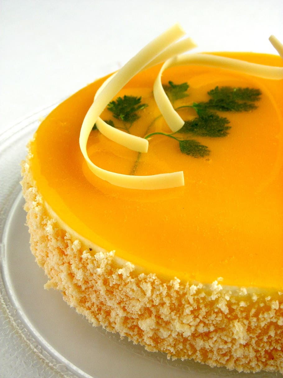 groc, pastisseria, blanc, ceràmica, placa, pastís, postres, bufet de pastissos, menjar, passió, crema de formatge, dolç, gourmet, menjar dolç, crema, menjar i beguda, frescor, a l'interior, primer pla, natura morta, cap gent, llest per menjar, indulgència, alimentació saludable, benestar, tall, vista d’angle alt, mida de la porció, temptació, decorar, estil de menjar, vaixella, 720P