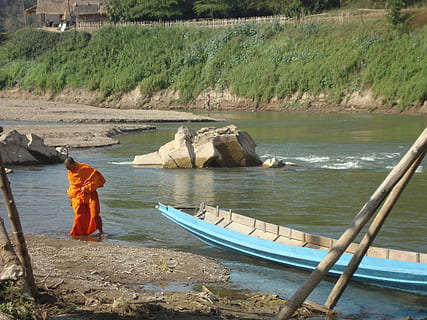 monje budista, Laos, balada de rio, agua, gente real, naturaleza, ocupación, día, gente, hombres, rock, ropa, belleza en la naturaleza, trabajando, vista trasera, grupo de personas, roca - objeto, tierra, al aire libre, sólido, en pie, río, 4K, CC0, dominio público, libre de derechos