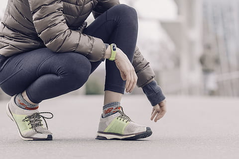 person, grå, boblejakke, svart, leggings, sko, vei, kald, vær, vinter, jakke, trening, tracker, Fitness, tilbehør, Helse, livsstil, armbånd, ekte folk, én person, lav seksjon, menneskelig kroppsdel, sport, voksen, kroppsdel, fritidsaktivitet, klær, uformelt antrekk, menneskelig ben, fokusere på forgrunnen, sportsklær, kvinner, menn, dag, trener, 4K, CC0, offentlig domene, opphavsrett gratis