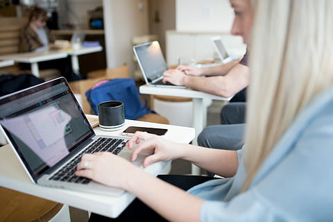 data del cafè, dona, blau, superior, celebració, portàtil, cafeteria, cafè, latte, ordinador, MacBook, MacBook Pro, persona, assegut, interior, treballant remot, treball, treballar, empresari, creatiu, jove, senyora, noia, tecnologia sense fils, tecnologia, tassa, comunicació, adult, usant portàtil, cafè - beguda, tassa de cafè, negocis, connexió, beure, taula, persona de negocis, adult jove, escriure, 5K, CC0, domini públic, lliure de regalies