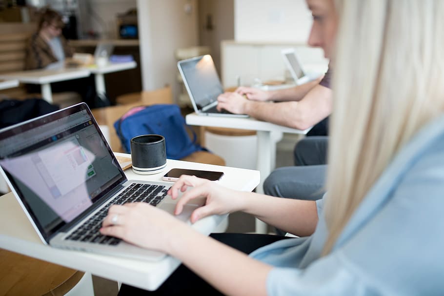 data del cafè, dona, blau, superior, celebració, portàtil, cafeteria, cafè, latte, ordinador, MacBook, MacBook Pro, persona, assegut, interior, treballant remot, treball, treballar, empresari, creatiu, jove, senyora, noia, tecnologia sense fils, tecnologia, tassa, comunicació, adult, usant portàtil, cafè - beguda, tassa de cafè, negocis, connexió, beure, taula, persona de negocis, adult jove, escriure, 5K