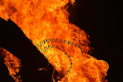 Feuer, Hintergrund, Flamme, heiß, schwarz, lodernd, Inferno, brennen, Hitze, Risiko, das feurige, Hölle, Textur, Element, Kamin, entzünden, brennbar, Orange, Detail, isoliert, lodern, Licht, Energie, Blitz, Leidenschaft, rot, Gelb, Grill, gefährlich, wunderschönen, Feuer - natürliches Phänomen, Hitze - Temperatur, Verbrennung, Achtung, orange Farbe, Kommunikation, keine Leute, Nacht-, glühend, Natur, schwarzer Hintergrund, Nahansicht, Zeichen, Text, Warnschild, westliche Schrift, Studioaufnahme, Bewegung, Aggression, 5K