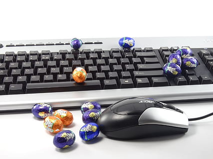tastatur, påskeæg, chokolade, mus, hardware, arbejdsplads, pc, kontor, computer, knap, internet, bærbar, teknologi, computer tastatur, global kommunikation, computerudstyr, stilleben, bord, indendørs, forbindelse, meddelelse, ingen mennesker, trådløs teknologi, udstyr, høj vinkel visning, computermus, tæt på, sort farve, stor gruppe af objekter, sport, lilla, personlige tilbehør, 2K, CC0, offentligt domæne, royaltyfrie