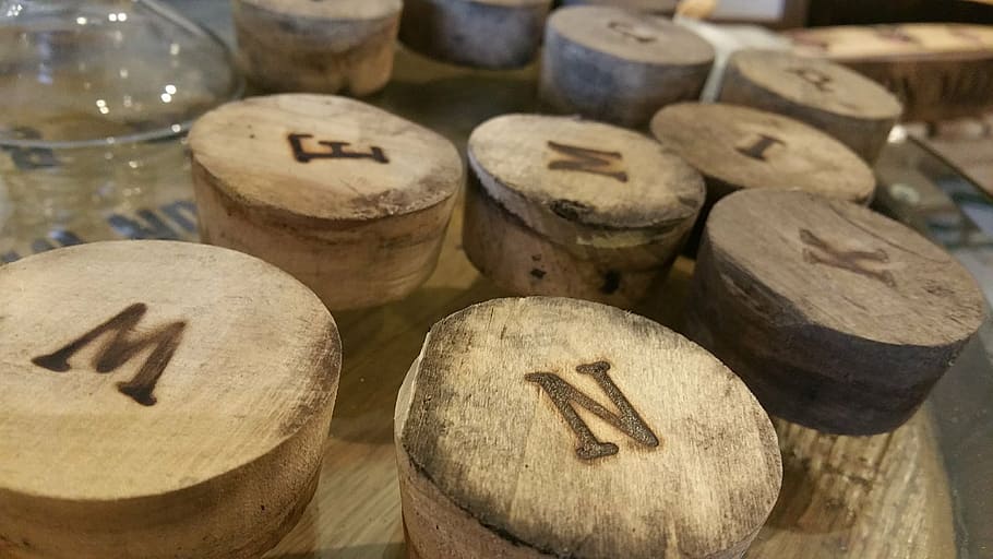 bung, endoll, carta, art, tap, ampolla, suro, alcohol, begudes, cervesa, tapa, superior, humit, beure, marró, macro, guai, festa, pub, fred, lager, líquid, ale, barril de bourbon, a l'interior, primer pla, menjar i beguda, nombre, material de fusta, natura morta, cap gent, gran grup d'objectes, vi, refresc, grup d'objectes, centrar-se en primer pla, tap de suro, suro de vi, abundància, elaboració de vins, 2K