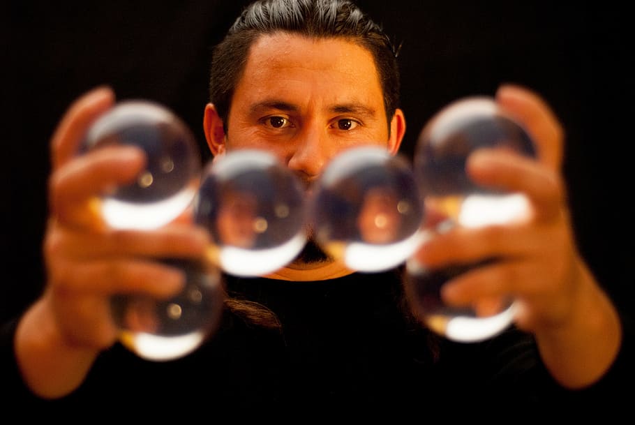 selektiv, fokus fotografering, mand, bedrift, klar, glasbolde, Cirkus, jonglere, bolde, hænder, underholdning, portræt, kigger på kameraet, forfra, en person, voksen, hovedskud, selektiv fokusering, sort baggrund, menneskelig kropsdel, studio skud, herrer, kropsdel, indendørs, tæt på, hanner, midt voksen, hånd, finger, 4K