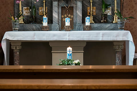 alter, tabernakel, hellig, marmor, rosenkrans, kirke, katolsk, religion, kirkerum, bede, kristen, ærefrygt, hvile, tro, stille, kunst, kirkebænke, Kristendom, jesus, arkitektur, bygget struktur, sted for tilbedelse, spiritualitet, rigtige mennesker, bygning, en person, indendørs, bagfra, menneskelig repræsentation, dag, livsstil, repræsentation, skulptur, 5K, CC0, offentligt domæne, royaltyfrie