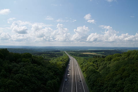 Weg, Fahrbahn, Beiträge, Beleuchtung, Bäume, Wolken, Himmel, Fahrzeug, Autos, Straße, Transport, wolke - himmel, Baum, Richtung, Natur, Pflanze, Tag, die Straßenmarkierung, Szenen - Natur, keine Leute, Markierung, der Weg nach vorn, Transportmittel, Autobahn, Schönheit in der Natur, Zeichen, abnehmende Perspektive, Landschaft, draußen, 4K, CC0, gemeinfrei, lizenzfrei